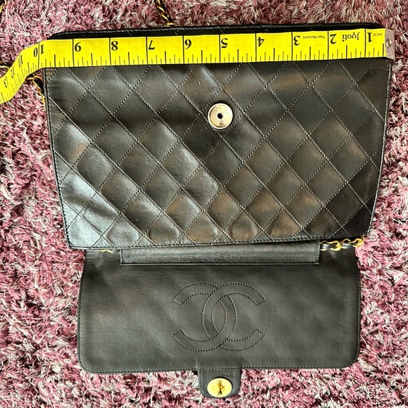 ⭐️RARE CONDITION⭐️ Chanel Medium Classic Flap in Black Quilted Lambskin 24k GHW - Picture 13 of 15